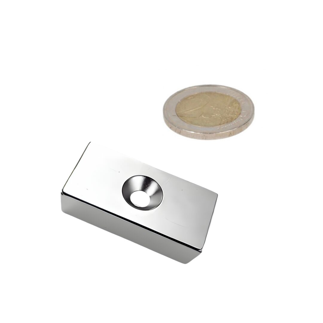 Неодимов магнит 40x20x10mm с отвор клас N52