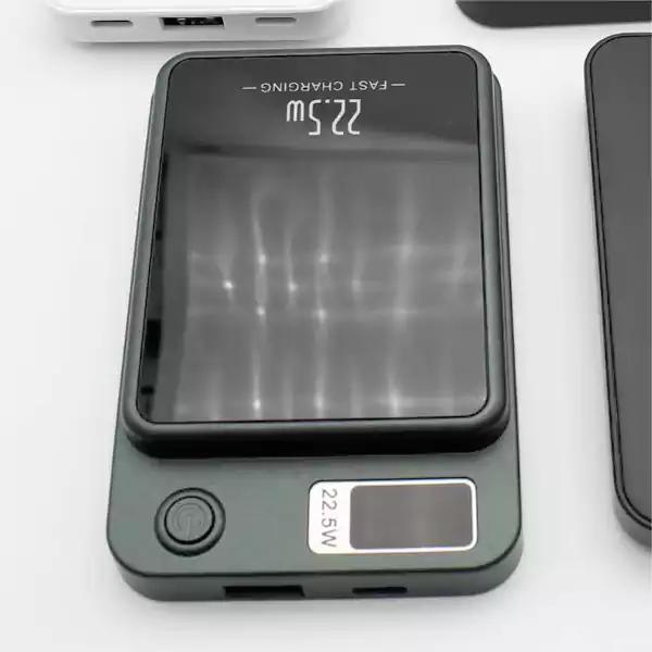 Power Bank с магнитно закрепване за телефон